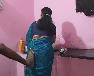 सौतेली माँ washing dishes